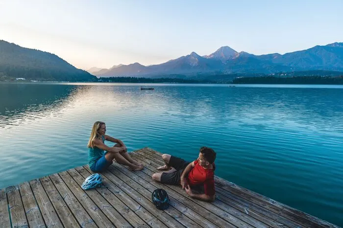 Nicht nur Harley-Davidson-Fans zieht es jedes Jahr an den Faakersee. Auch bei Wassersportlern ist er – aufgrund seiner Maximal-Wassertiefe von 29,5 Metern – sehr beliebt. Der fünftgrößte See Kärntens lädt mit seiner idyllischen Naturkulisse auch zum Sporteln außerhalb vom Wasser ein, wie zum Beispiel Wandern oder Mountainbiken.