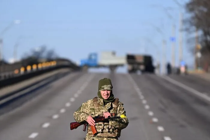 Ein ukrainischer Soldat riegelt die Zufahrt zur Autobahn ab. 