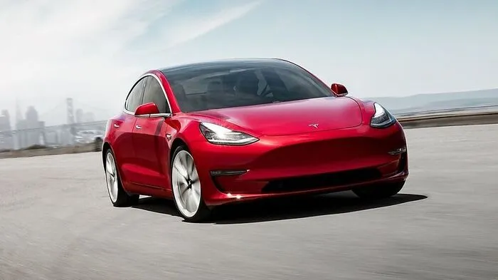Teslas Model 3 ist teurer als angekündigt