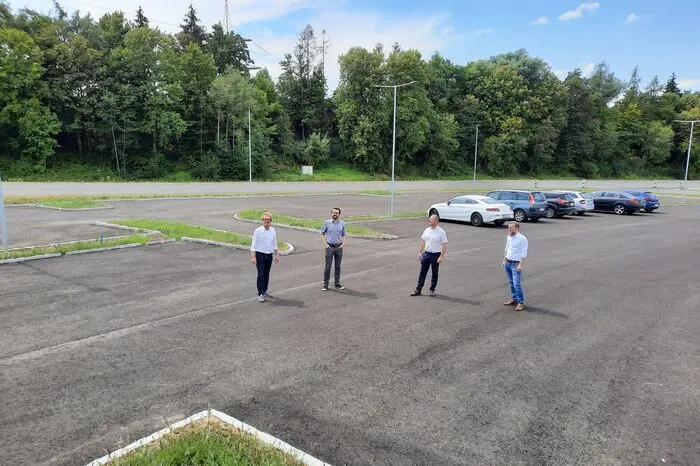 Es ist geplant, Photovoltaik-Carports zu bauen, um rund 100 Haushalte mit Strom zu versorgen.