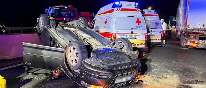 Das Auto kam auf dem Dach zum Stillstand