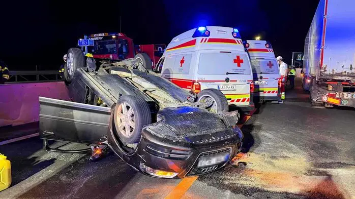 Das Auto kam auf dem Dach zum Stillstand