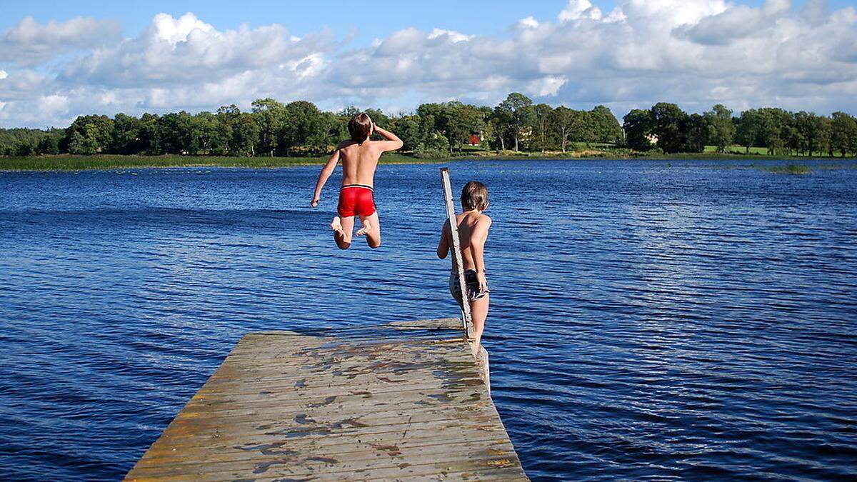 Damit der Sprung ins kühle Nass nicht zur Gefahr wird, muss das Schwimmen gelernt sein