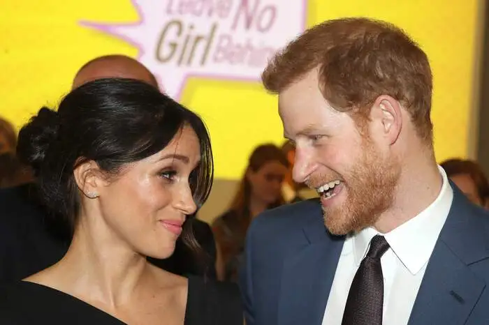 Prinz Harry und Meghan Markle wirken noch immer wie frisch verliebt: Sie lächeln sich sehr häufig an.