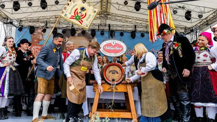 Mit dem „feierlichen Hochamt“ und einem Bieranstich wurde der Jubiläumskirchtag eröffnet