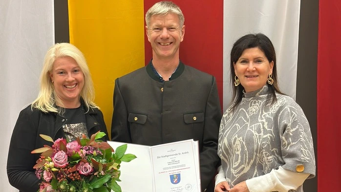 St. Andräs Bürgermeisterin Maria Knauder (rechts) verlieh Anna und Hubert Fellner das Recht zur Führung des Stadtwappens