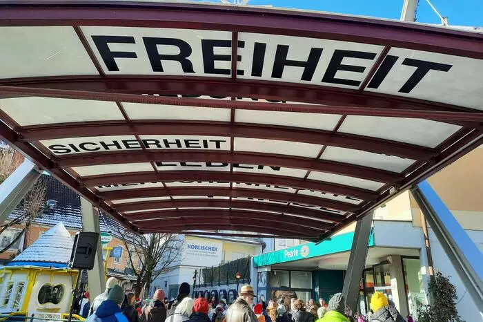 Auch für die Stichworte auf der Überdachung zeichnet sie sich verantwortlich ....