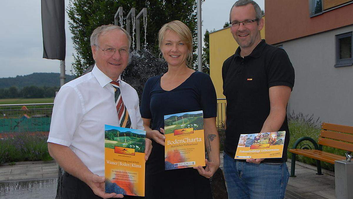 Leader-Manager Michael Fend, Daniela Adler-Neubauer und Vulkanland-Obmann Josef Ober appellieren, Maßnahmen gegen den Klimawandel im eigenen Umfeld zu ergreifen