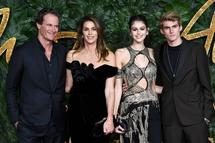 Seitdem glänzt der Stern der Tochter des ehemaligen Topmodels Cindy Crawford und des Unternehmers Rande Gerber bei fast jeder wichtigen Modewoche – nur Corona bremst derzeit.