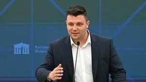 ABD0142_20240507 - WIEN - ÖSTERREICH: Alexis Pascuttini am Dienstag, 7. Mai 2024, anl. einer Sitzung des U-Ausschusses zum "Rot-Blauen Machtmissbrauch" im Parlament in Wien. - FOTO: APA/HELMUT FOHRINGER