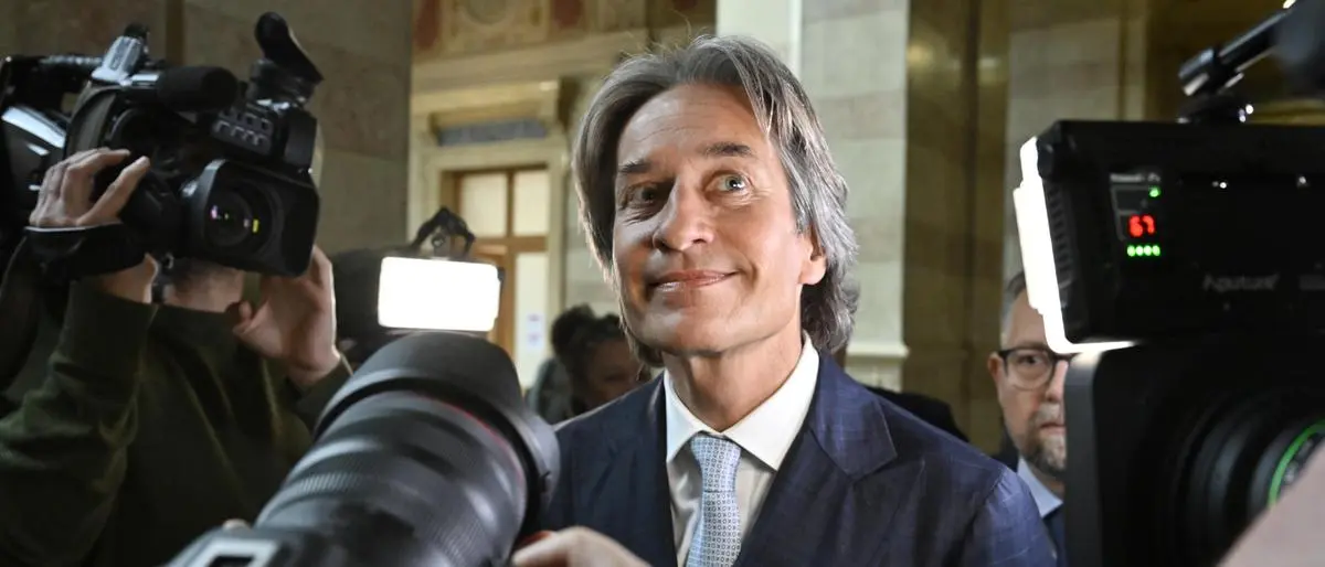 ABD0019_20250325 - WIEN - ÖSTERREICH: Karl Heinz Grasser am Dienstag, 25. März 2025, vor Verhandlungsbeginn über Nichtigkeitsbeschwerde und Berufungen in der Causa Buwog/Grasser am OGH in Wien. - FOTO: APA/HANS KLAUS TECHT