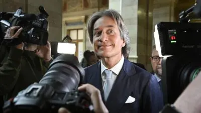 ABD0019_20250325 - WIEN - ÖSTERREICH: Karl Heinz Grasser am Dienstag, 25. März 2025, vor Verhandlungsbeginn über Nichtigkeitsbeschwerde und Berufungen in der Causa Buwog/Grasser am OGH in Wien. - FOTO: APA/HANS KLAUS TECHT