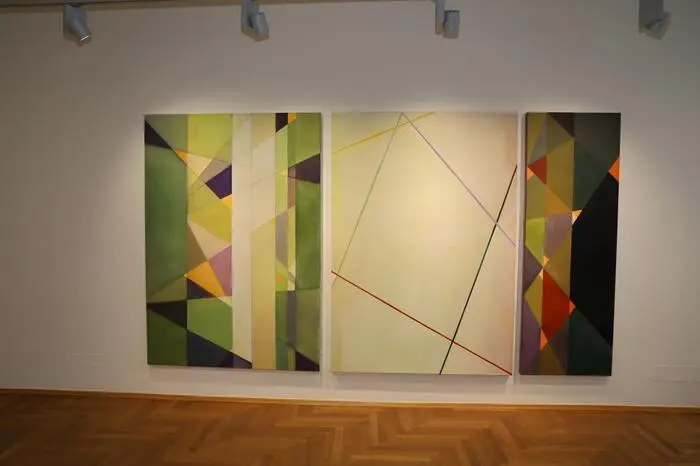 Cserni zeigt in der Ausstellung neue, teils melancholisch anmutende, teils streng grafisch aufgebaute Werke.