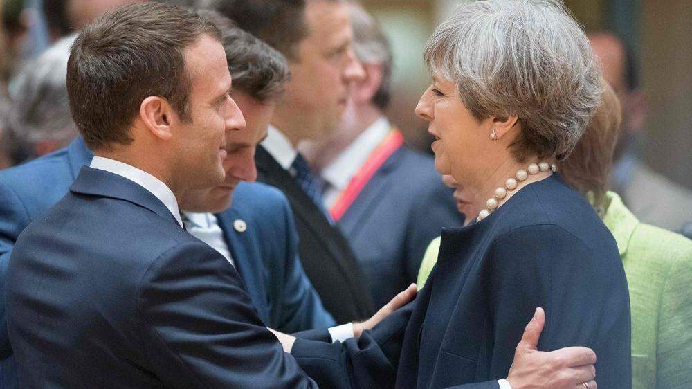 Frankreichs Präsident Emmanuel Macron mit Theresa May. 