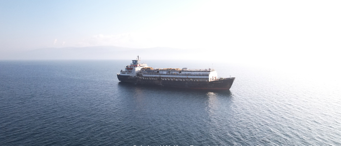 Die „Spiridon II“ auf einer Drohnenaufnahme: lebende Tiere, verladen wie Güter auf einem Containerschiff