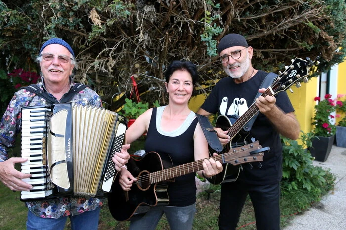 Und als Vorgruppe hatte das Trio „The Rivers“ (Karl Bergmann, Evelyne Mitterberger, Georg Maurer, von links) ihren großen Auftritt im Gastgarten des bekannten Weitensfelder Wirtshauses.