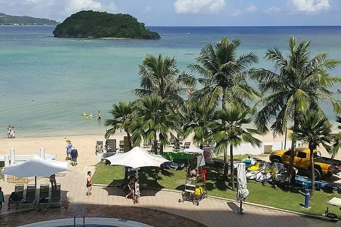 Wir wechseln den Ozean und auch das Staatsoberhaupt. Die Insel Guam im Pazifik ist ein nicht inkorporiertes Territorium der USA. Staatsoberhaupt ist US-Präsident Donald Trump. Das Land lebt vor allem von den Stützpunkten der US-Air-Force. Austausch von Steuerdaten mit der EU sind da nicht so wichtig.
