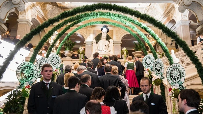 Die Ballnacht der Traditionen: Im Grazer Congress feierten am 4. Februar 2017 die Oberlandler ihre jährliche Ballnacht, die Gäste führten ihre schönste Festtagstracht aus - und ein behüteter Beethoven wachte über die Einhaltung der strengen Kleiderordnung ...