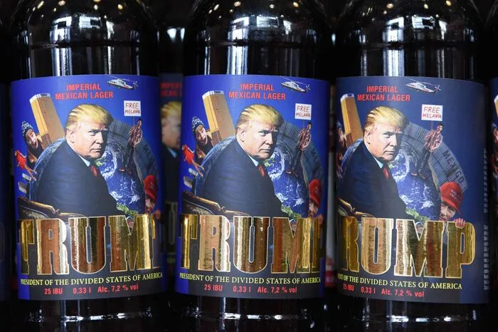 Auf den Etiketten ist Trump vor einer Mauer zu sehen, in Anspielung auf die von Trump geplante Mauer zu Mexiko. Hinter ihm lächelt der russische Präsident Vladimir Putin mit einer Kappe, auf der "Make America Great Again" steht. Daneben trägt ein Demonstrant eine Tafel mit der Aufschrift "Free Melania".