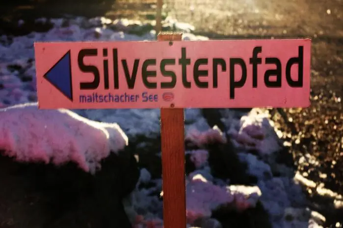 Kulinarische Highlights

Wärm dich mit Glühmost, Glühwein oder alkoholfreiem Punsch an den stimmungsvoll beleuchteten Ständen entlang des Pfades.