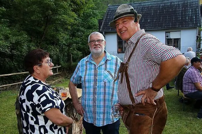 Mit deftigen Speisen wie Schwammerl- oder Klachlsuppe und dem über offenem Feuer gebratenen „Hahnenkamperl“ sowie köstlichen angesetzten Schnäpsen wurden die Besucher kulinarisch verwöhnt. 