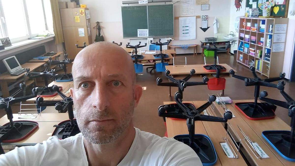 Gerald Pichler, Schulleiter der VS Bad St. Leonhard, im leeren Klassenzimmer