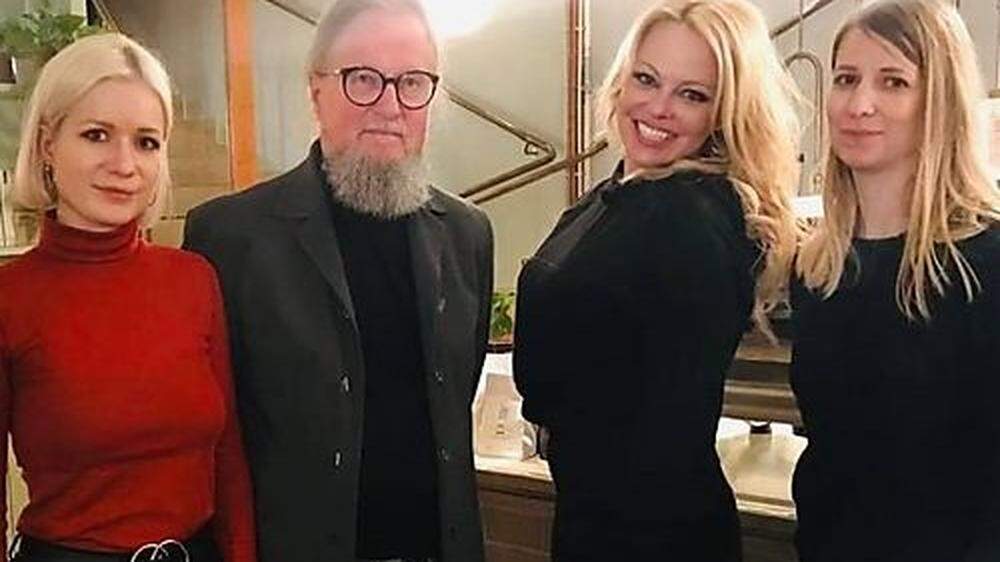 Elevate-Gast und Veganerin Pamela Anderson schaute 2019 vorbei. Im Bild: Berit und Albin Gilma, Pamela Anderson, Esmee Gilma
