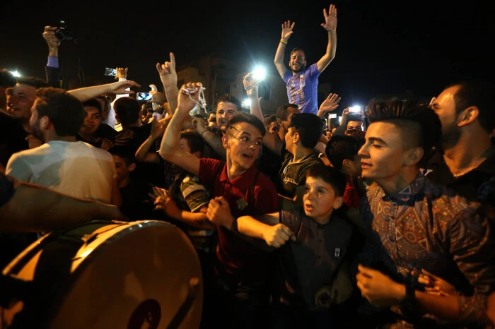 Hunderte Christen aus der Stadt Qaraqosh haben letzte Nacht den Einsatz der irakischen Regierungstruppen zur Befreiung ihres Heimatorts von der Jihadistenmiliz Islamischer Staat (IS) gefeiert.  