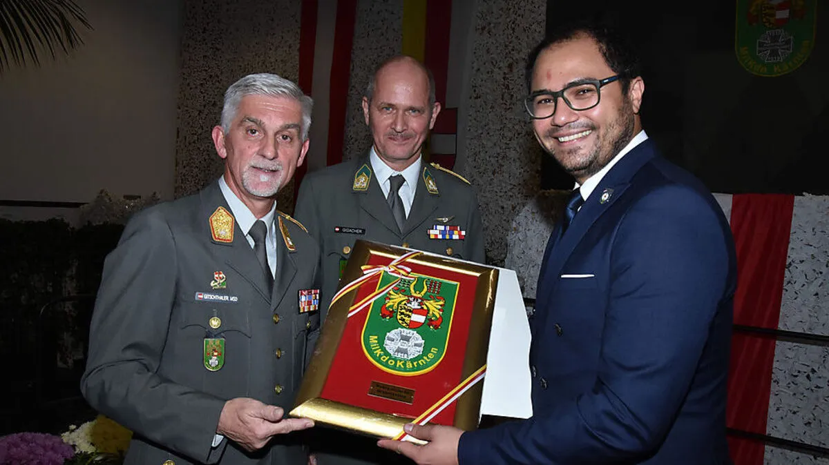 Gitschthaler, Gigacher und Platzer, Vereinsgründer von "Soldaten mit Herz" (von links) bei der Ehrung