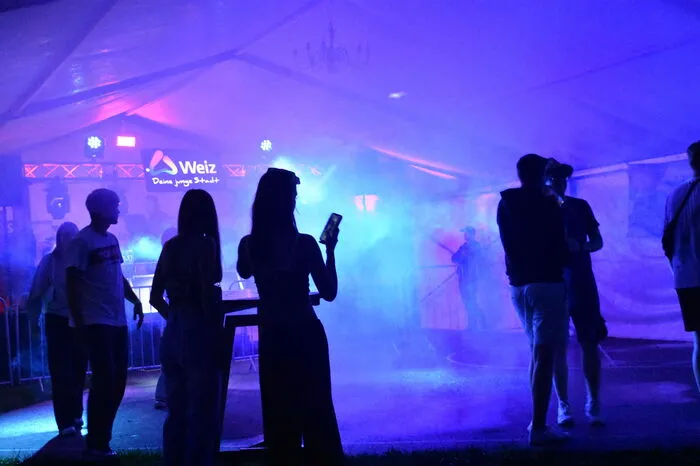 Bunte Lichter, laute Musik und schwarze Silhouetten im blauen Nebel - eine magische Atmosphäre am Tanzparkett. 