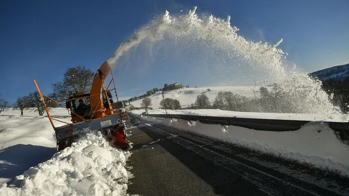 Schneemassen zwischen Lekumberri und Aralar Santuary 45 Kilometer von Pamplona (Spanien) entfernt