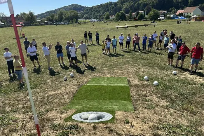 Fußballgolf (oder Soccer-Golf/Foot-Golf) ist eine Freizeitsportart, die Elemente aus Fußball und Golf kombiniert: Ziel ist es einen Fußball mit so wenig Schüssen wie möglich, durch Hindernisse in ein großes Loch am Ende einer Bahn zu spielen. 
