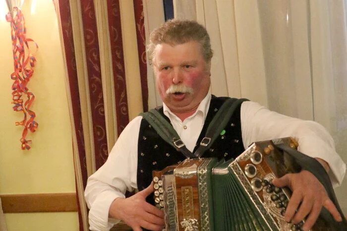Für den musikalischen Schwung sorgte Leo Ebner auf seiner Harmonika. 