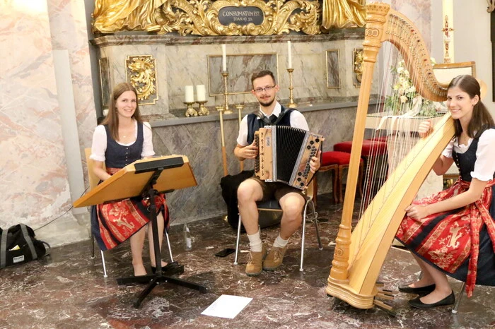 Für den musikalischen Aufputz sorgte die Instrumentalgruppe „H-Trio“, welche aus dem Görtschitztal „eingeflogen“ wurde. 