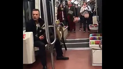 Mann mit Ziege in der Pariser Metro
