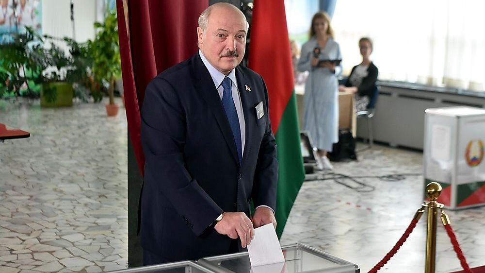 Präsident Alexander Lukaschenko bei der Abgabe seines Stimmzettels