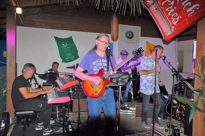 Hunderte Besucherinnen und Besucher strömten auf das Gelände. Neben Badespaß unterhielt eine Band mit Livemusik, auch für das leibliche Wohl war gesorgt.