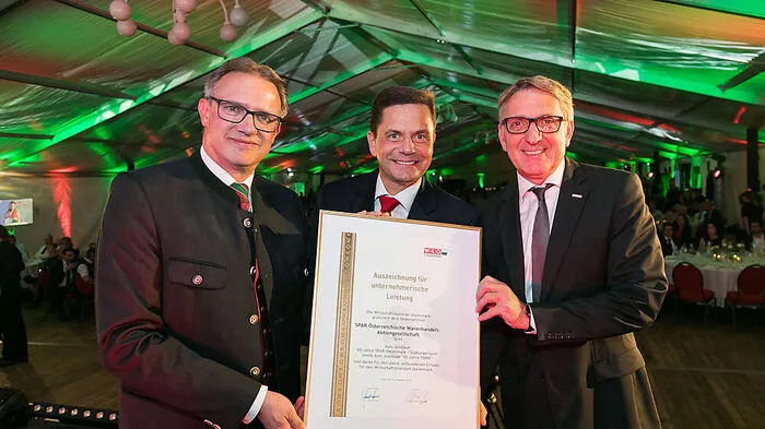 "Auszeichnung für unternehmerische Leistung": Wirtschaftskammerchef Josef Herk (rechts) gratuliert Spar-Steiermark-Chef Christoph Holzer (links) und Fritz Poppmeier junior aus der Gründerfamilie.