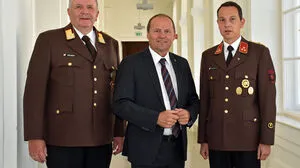 Landesfeuerwehrinspektor Alfons Gruber und Landeshauptmann-Stellvertreter Josef Geisler begrüßen den künftigen Landesfeuerwehrinspektor René Staudacher (von links nach rechts)