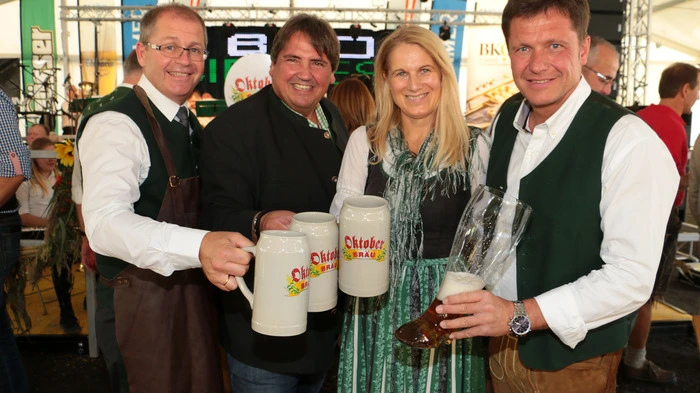 Groß war der Besucherandrang beim 4. Bärnbacher Bierfest.  Bis in die Nacht wurden unter musikalischer Begleitung der Glasfabriks- und Stadtkapelle, der „Original Bledlseer“ und des „Lipizzaner-Heimatklangs“ rund 30 Biersorten verkostet.