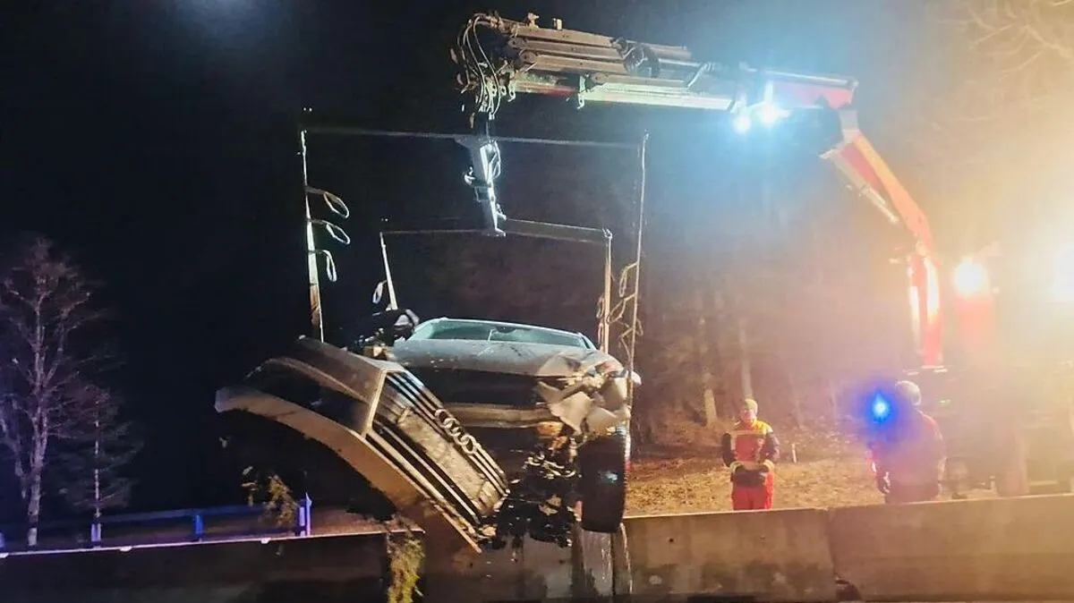 Die Feuerwehrkameraden konnten das verunfallte Fahrzeug aus dem Bach bergen