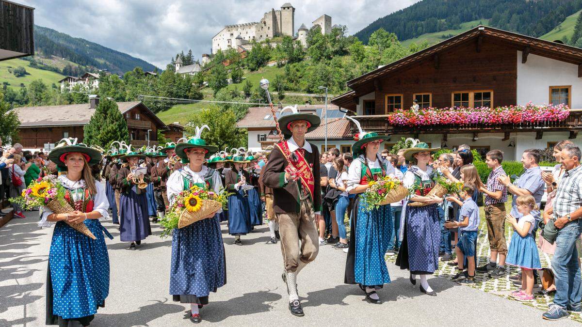 Die Musikkapelle Heinfels bei der Defilierung am Fuße der Burg, angeführt von Stabführer Hubert Stallbaumer