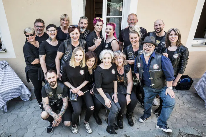 Johann Glaser, Präsident der Barber Angels Österreich, und sein Team begrüßten am Sonntag im Klagenfurter Eggerheim der Caritas mehr als 50 Kunden . . .