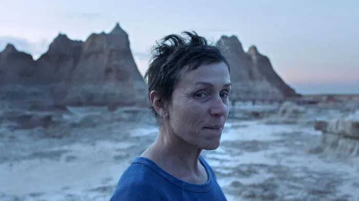 Für "Fargo" und "Three Billboards Outside Ebbing, Missouri" hat sie sich schon je einen Oscar abgeholt, nun könnte sich Frances McDormand erneut in der Kategorie beste weibliche Hauptrolle vergolden - für ein viel beworbenes Herzensprojekt von ihr. Die 63-Jährige hat Chloe Zhao zum Film "Nomadland" bewegt und beide fungieren auch als Produzentinnen. Nach all den Preisen, die sie für die Rolle der Fern schon abgeräumt hat, stehen die Chancen sehr gut. Nachsatz: Dieser Kategorie fehlt der Frontrunner, denn irgendwie sind es alle.