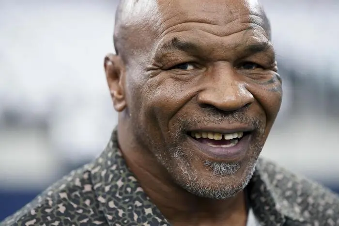 Der Ex-Boxer und Donald Trump sind langjährige Freunde. In Tysons frühen Karrierejahren war Trump sein Berater. Als er 1992 zu drei Jahren Haft verurteilt wurde, stärkte ihm Trump öffentlich den Rücken, heute revanchiert sich Tyson dafür und verteidigt den Ex-Präsidenten.