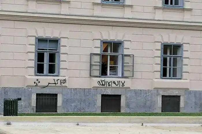 An einer Fassade am Opernring steht wiederum "Kein Gott außer Allah".