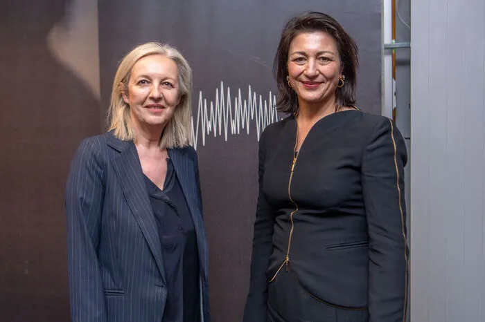 Zu Gast wie gewohnt die Kultur- und Kunstspitze des Landes: u.a. mit Kulturmanagerin Christine Dollhofer, die heute Geschäftsführerin des Filmfonds Wien ist und vor 25 Jahren die erste Diagonale nach Graz holte. Neben ihr: Wiens Kulturstadträtin Veronica Kaup-Hasler