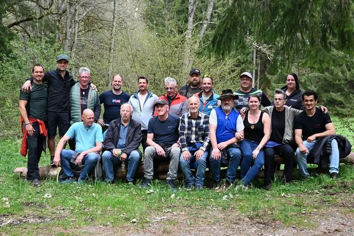 Das Kugelwerfen führt traditionell entlang des idyllischen Waldwanderweges rund um den Kitzl. Die Teilnehmerinnen und Teilnehmer messen sich beim Werfen der Kugel – ein Brauch, der vermutlich bereits seit dem Mittelalter existiert. Ursprünglich diente das Kugelwerfen als Zeitvertreib während der arbeitsarmen Wintermonate und war in vielen ländlichen Regionen verbreitet.