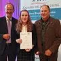 Gym-Direktor Roland Roßbacher,  Maturantin Tamara Kügler und Betreuer Hansjörg Schönfelder bei der Verleihung in Innsbruck