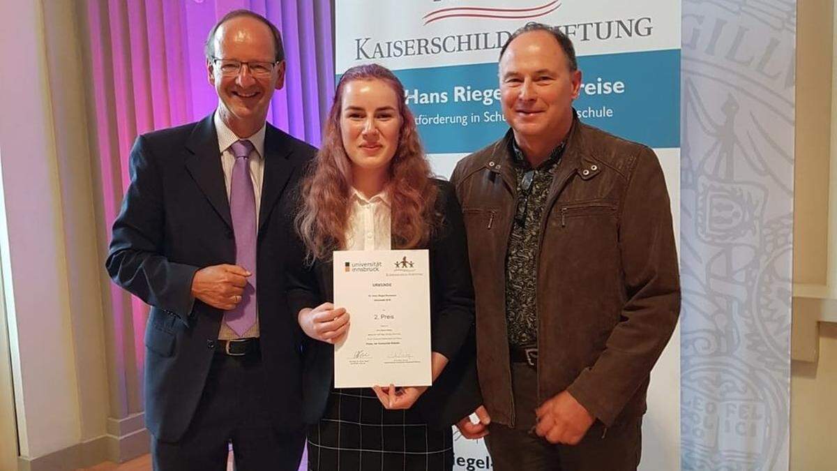 Gym-Direktor Roland Roßbacher,  Maturantin Tamara Kügler und Betreuer Hansjörg Schönfelder bei der Verleihung in Innsbruck